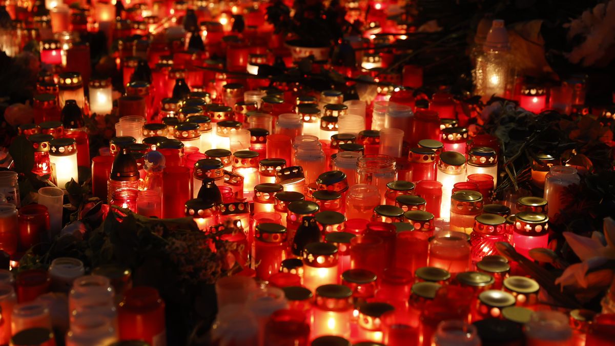 Lidé se modlí za oběti tragédie. Kde hledat psychologickou pomoc